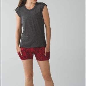 lululemon WHAT THE SPORT SHORTS IN MINI ZIGGIE SNAKE Red Tide Cranberry SIZE 2